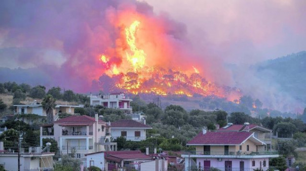 В Греции вспыхнул масштабный лесной пожар. Густой дым заволакивает остров