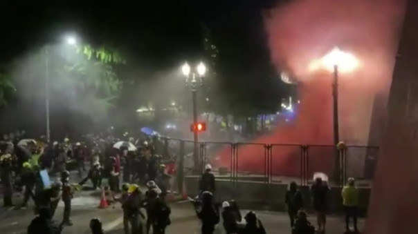 Введенные в Сиэтл из-за массовых беспорядков федеральные агенты покинули город, но протесты не прекращаются