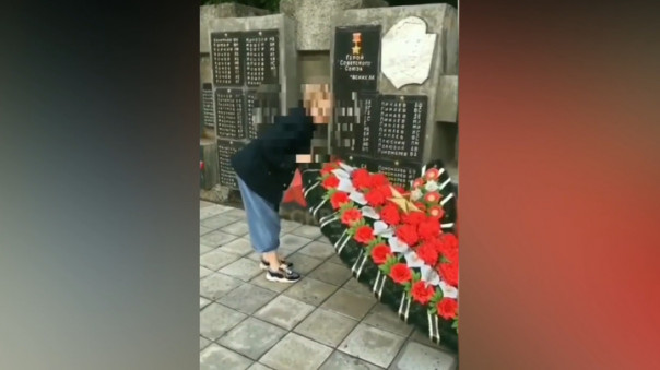 Пермская школьница дурачилась укрываясь венком с мемориала воинам ВОВ