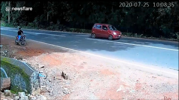 Внедорожник спас жизнь сидящему на дороге человеку