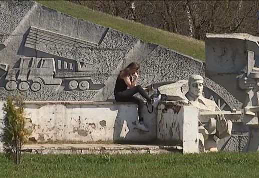 Очередная школьница станцевала на мемориале павшим воинам в Кирове