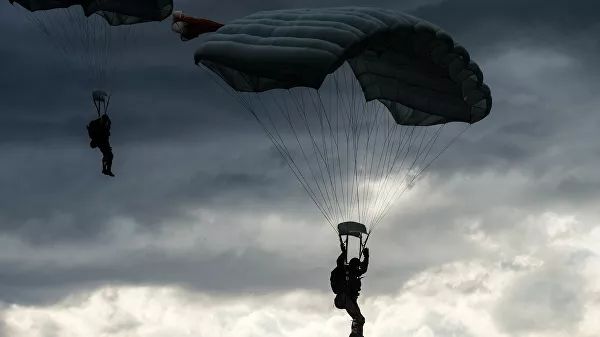 Лукашенко поручил перебросить десантников в Гродно | Лукашенко заявил, что обсудил с Путиным противодействие "кордону стран"