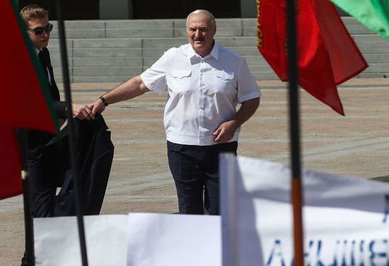 Александр Лукашенко прилетел на Минский завод колесных тягачей (МЗКТ) на вертолете