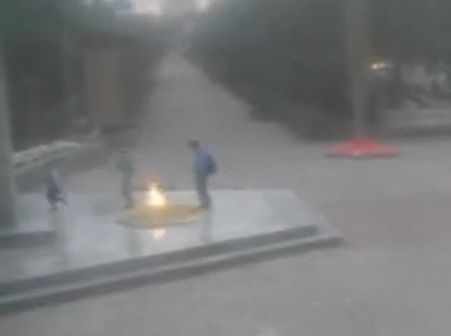 В Оренбурге подростки потушили Вечный огонь.