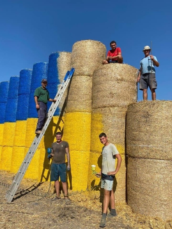 Страна невиданных рекордов: На Западной Украине создали 52-метровый флаг Украины из соломы