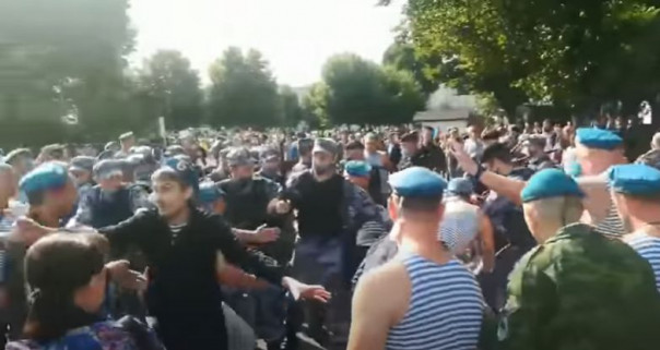 В московском Парке Горького произошла массовая драка ВДВ против Росгвардии (Видео)