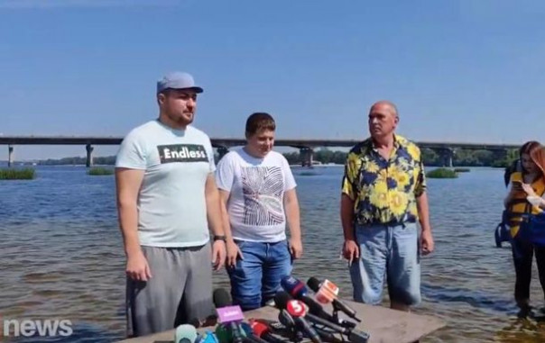 Посреди Днепра по щиколотку в воде состоялась пресс-конференция "Пешком по Днепру" об его обмелении