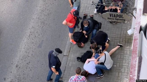 Мордой в асфальт. В Минске задержали сотрудников "Дождя"