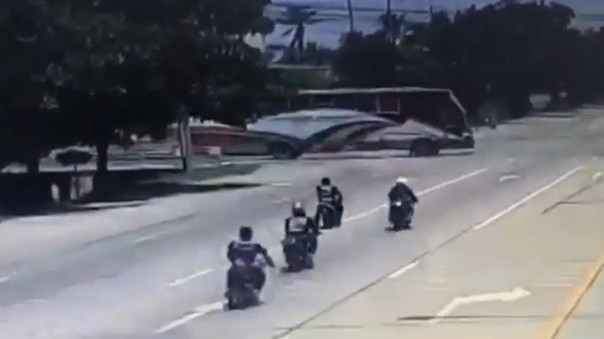 Трое байкеров не заметили буксировочный трос. Два двухсотых сразу