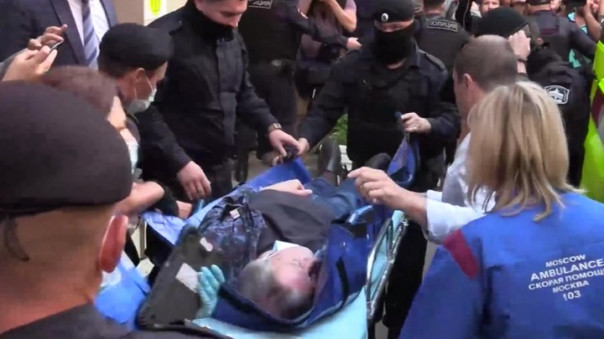 Инсульта как не бывало: Ефремов бодрым шагом вошел в здание суда