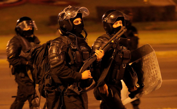 В Минске ОМОН открыл огонь по людям на балконах жилого дома