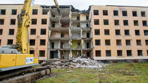 В Петербурге снесли первую в этом году «хрущевку» в рамках программы реновации