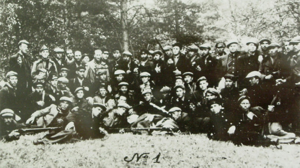 В Эстонии "лесных братьев" назвали героями и открыли им памятник