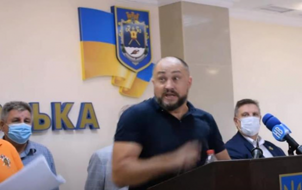 В Николаеве нацозабоченные забросали депутатов яйцами