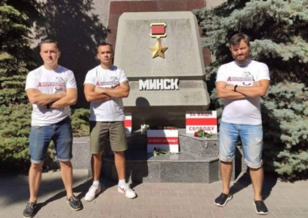 Представители «Севастопольской альтернативы» осквернили стелу города-героя Минска