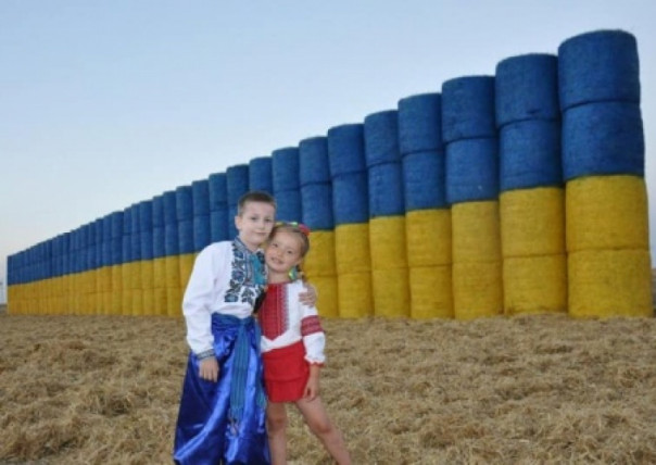 Страна невиданных рекордов: На Западной Украине создали 52-метровый флаг Украины из соломы