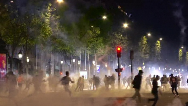 В Париже полиция использовала слезоточивый газ для разгона футбольных фанатов