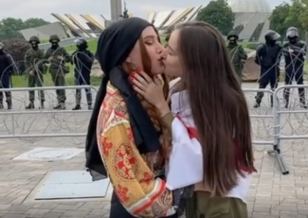 Картинка для западных СМИ: На протестах в Минске осмелели представители ЛГБТ-сообщества