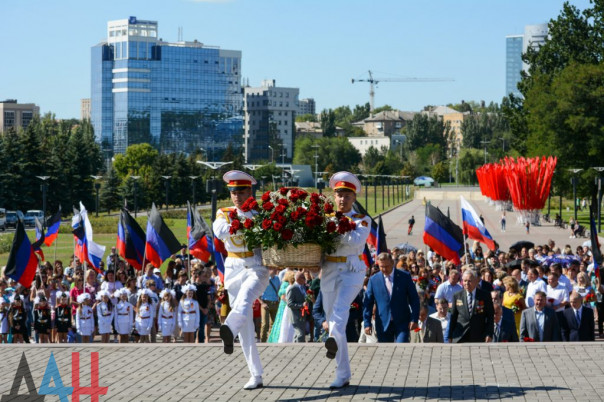 Представители 4 стран возложением цветов почтили память героев Донбасса в столице ДНР