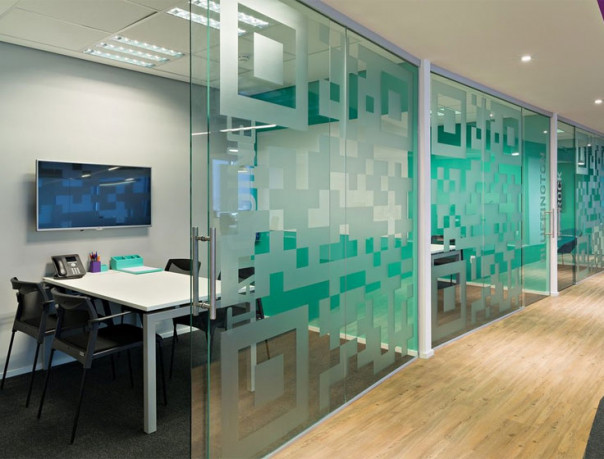 Эффективность шумоизолирующих перегородок из стекла для офиса от Glasstrong
