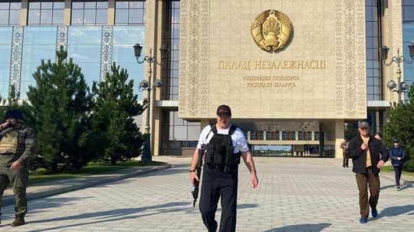 "Показал всем, кто в Минске хозяин". Лукашенко опять взялся за автомат, его помощник вышел к протестующим