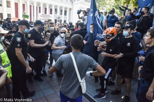 "И сошлись заднеприводные стенка на стенку". В Одессе подрались националисты и представители ЛГБТ-сообщества