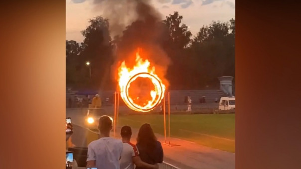 На Урале каскадер сорвался с машины во время прыжка через горящие кольца