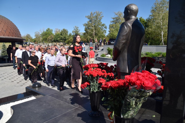 Жители Республики почтили память первого Главы ДНР Александра Захарченко