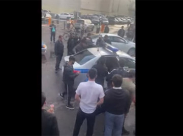 Толпа мигрантов силой отбила мужчину у полицейских в Москве