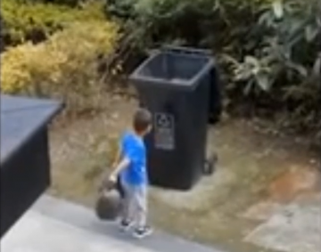 Громоздкая мусорка для мальчика