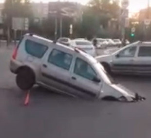 В Астрахани асфальт «проглотил» автомобиль