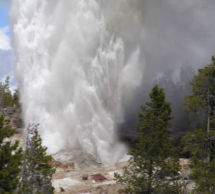 В Йеллоустонском парке проснулся крупнейший гейзер