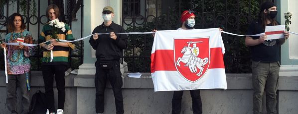 В Москве на глазах полиции соратники белорусских майданщиков вытолкали с митинга русского офицера