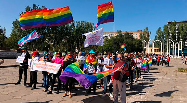 Марш ЛГБТ в Запорожье закидали яйцами и петардами