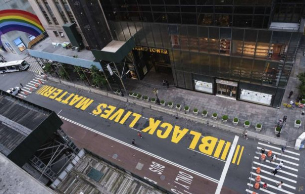 Трамп заявил, что надпись "Жизни темнокожих имеют значение" в Нью-Йорке вызывает гнев