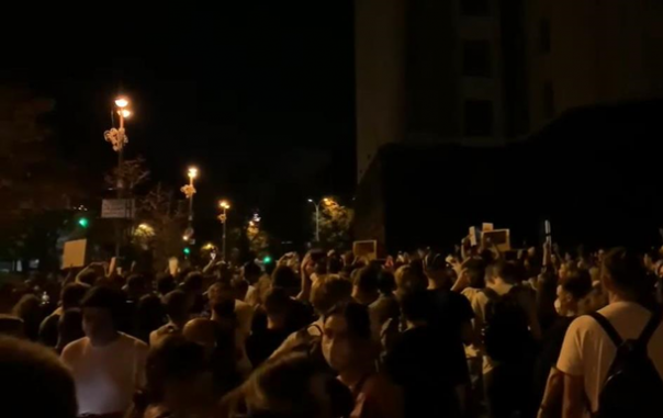 В Киеве под Кабмином вечером устроили протестную дискотеку