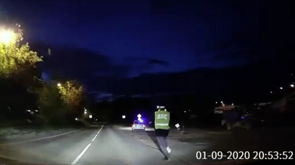 Полицейские устроили погоню за "сбежавшим" патрульным автомобилем. Видео
