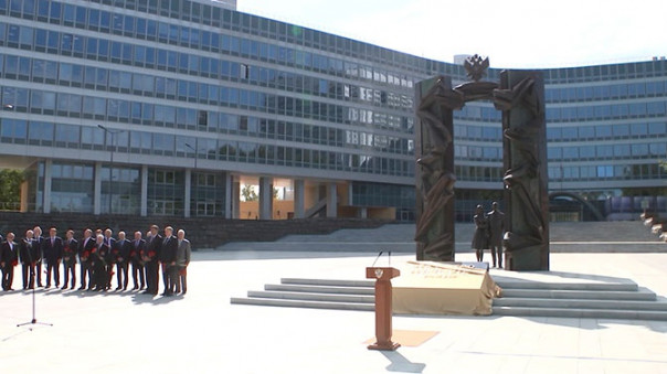 Учебник истории и святыня: в штаб-квартире СВР открыли памятник внешней разведке