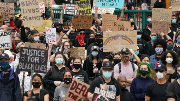 В Нью-Йорке машина въехала в толпу протестующих