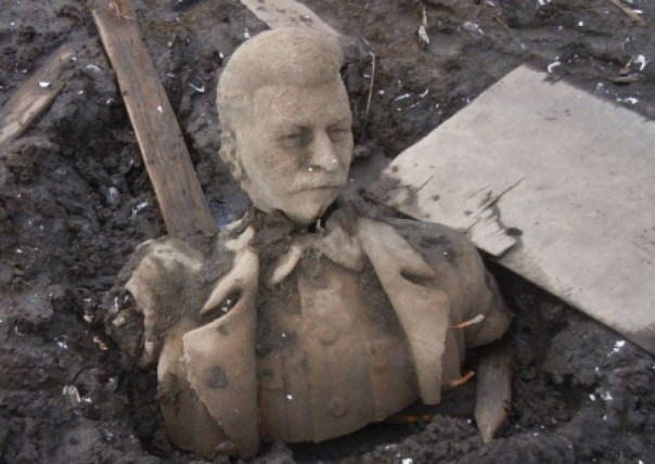 В Челябинской области установят памятник Сталину, найденный два года назад в пруду