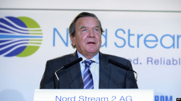 Шрёдер "должен немедленно отказаться от своих должностей и постов в России" из-за Навального