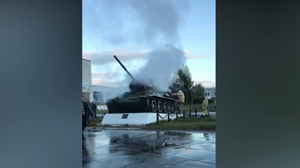 Танк-памятник Т-34 загорелся в Нижегородской области