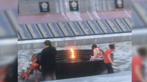 В Приморье в чаше Вечного огня подростки устроили посиделки