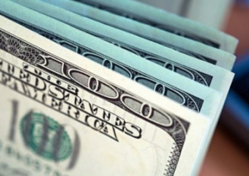 Украинцы массово сдают валюту