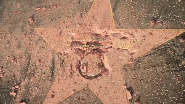 Халк разгромил звезду Трампа на "Аллее славы" в Голливуде. Видео