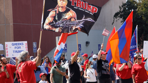 Трамп ненадолго покинул больницу, чтобы поприветствовать своих сторонников