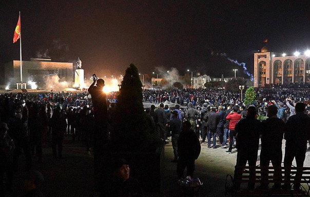 Митингующие в Бишкеке захватили здание парламента
