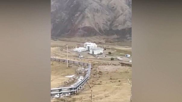 Митингующие в Киргизии начали штурм здания золотодобывающей компании и захватили месторождение золота