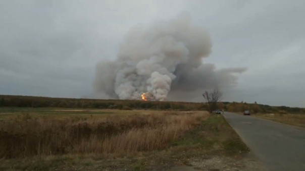 "Сплошная канонада": осколки снарядов на горящем арсенале разлетаются на десятки километров, трасса "Каспий" блокирована, эвакуированы 14 сел