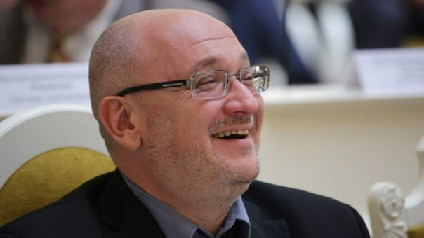 Депутат Заксобрания Санкт-Петербурга Максим Резник ежедневно заливает за воротник